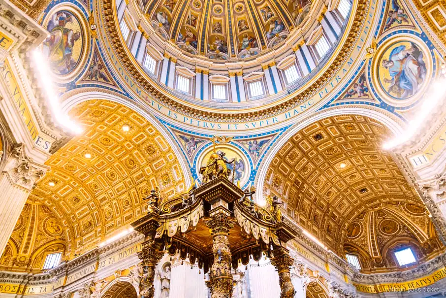 Grup guiat a la Basilica de Sant Pere inclosa amb el tour dels Museus Vaticans