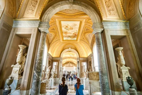 Visitantes en el carril de entrada sin colas para las entradas de los Museos Vaticanos