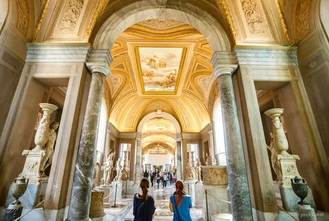 Besucher am Eingang ohne Anstehen für Vatikanische Museen Tickets
