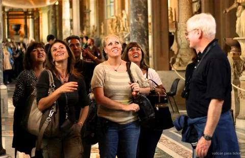 Grup reduit dins les galeries dels Museus Vaticans