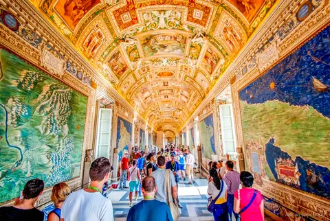 Guide officiel du Vatican menant une visite à travers les Musées du Vatican